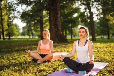 açık havada yoga yaparken