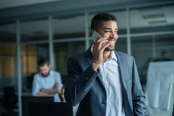 Texting com clientes — Fotografia de Stock