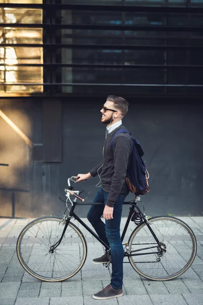 Cycling through the city — Stock Photo, Image