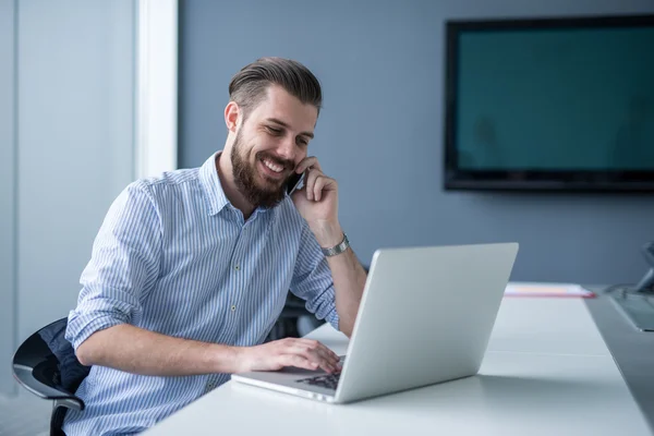 Trabalhando em um computador — Fotografia de Stock