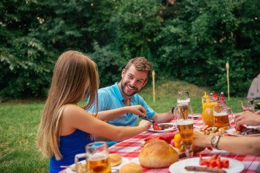 Arkadaş grubu piknik günü