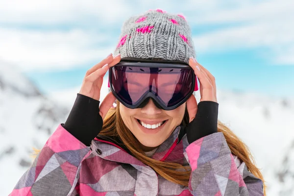Nettes Skifahrer-Mädchen — Stockfoto