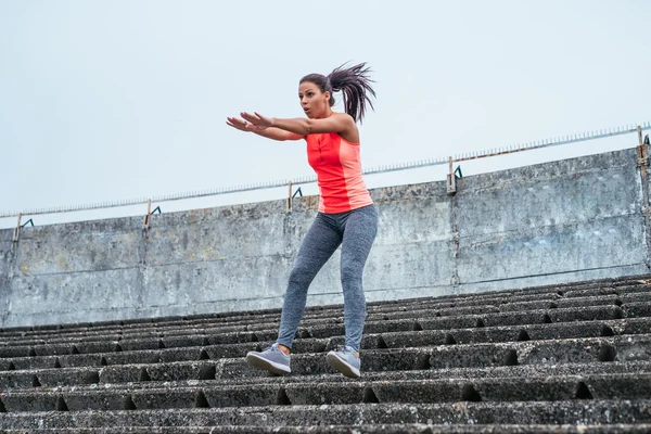 Doing squats buitenshuis — Stockfoto