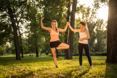 germe egzersizleri yapıyor 