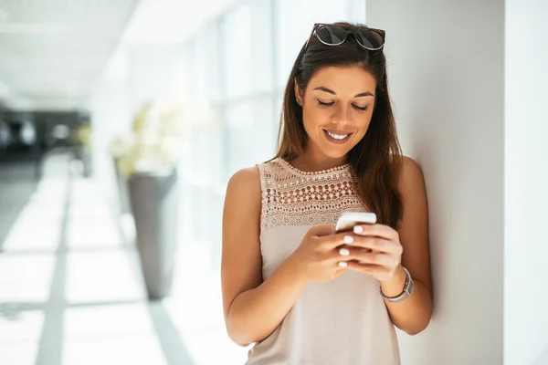 SMS mit Geschäftskunden — Stockfoto