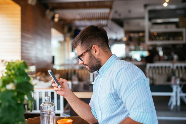 Texting with friends — Stock Photo, Image