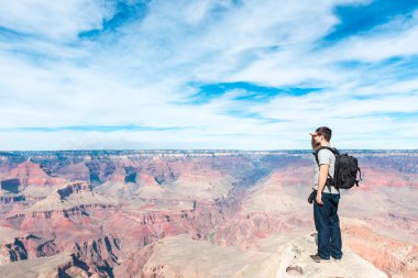 uzun yürüyüşe çıkan kimse