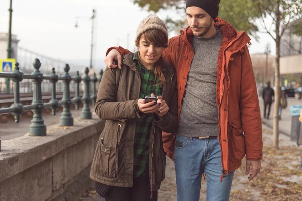 Casal jovem com o smartphone — Fotografia de Stock