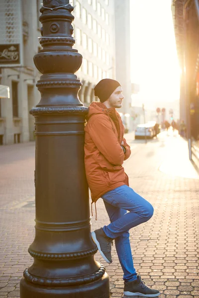 Mladý muž ve městě — Stock fotografie