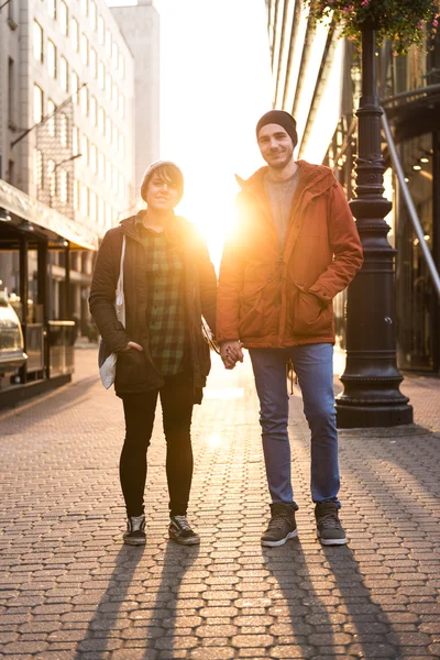 Jovem casal na cidade — Fotografia de Stock