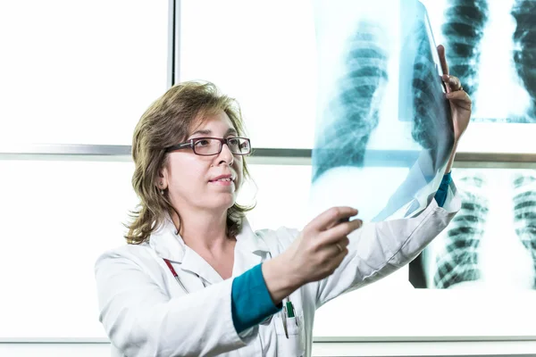 Vrouwelijke arts controleren xray afbeelding — Stockfoto