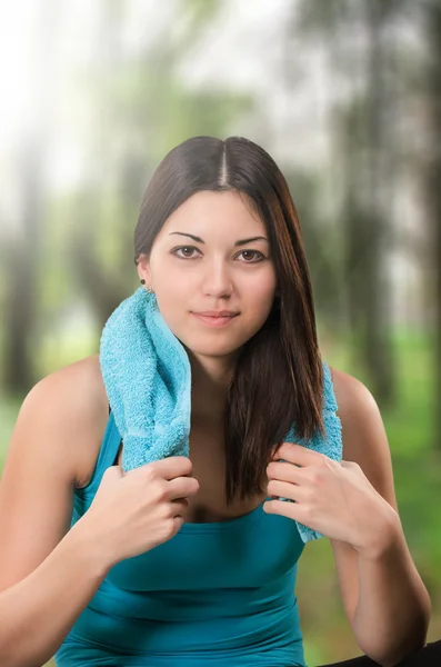 Mujer joven confiada después de hacer ejercicio — Foto de Stock