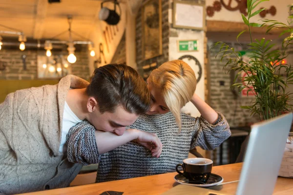 Ungt par att ha roligt i caféet — Stockfoto