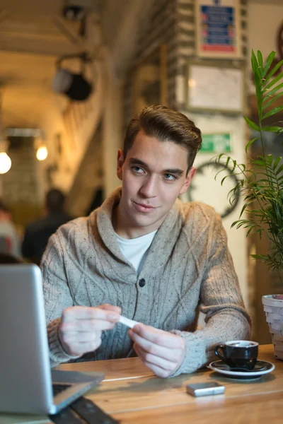 Joven macho mirando a un lado en el bar — Foto de Stock