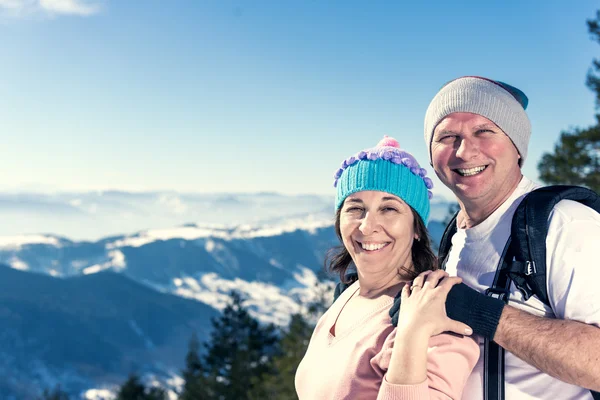 Ler mitten äldre par — Stockfoto