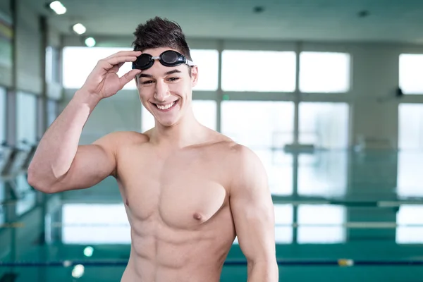 Junge muskulöse Schwimmerin mit Schutzbrille — Stockfoto