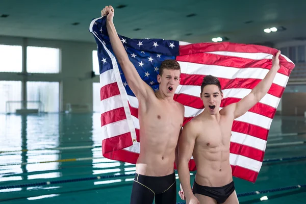 Wesoły młodych sweimmers podniósł flagę Usa — Zdjęcie stockowe