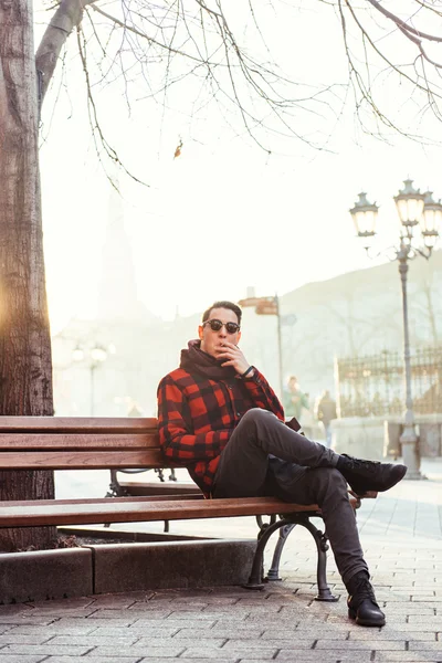 Young man in the city smoking — 图库照片