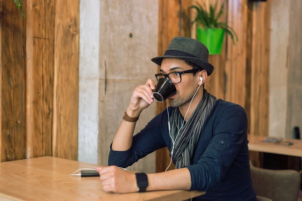 Desfrutando de música e café — Fotografia de Stock