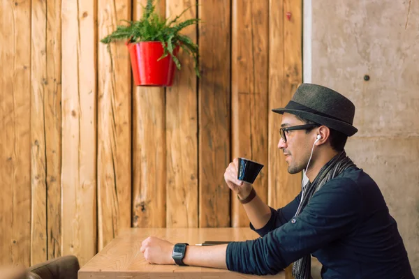 Enjoying some music and coffee — Stockfoto