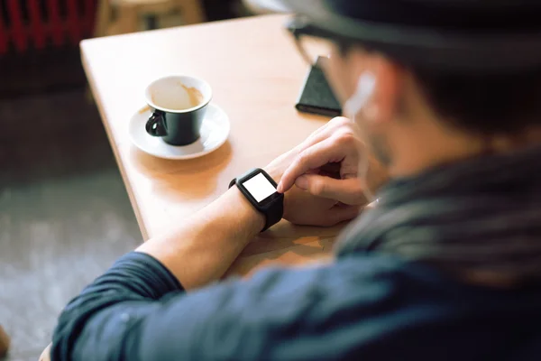 Verificando seu smartwatch — Fotografia de Stock