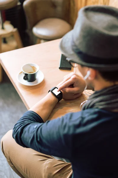 Verificando seu smartwatch — Fotografia de Stock