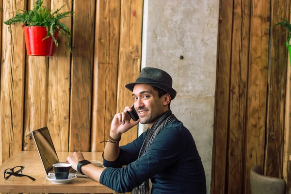 Talking on the phone — Stock Photo, Image