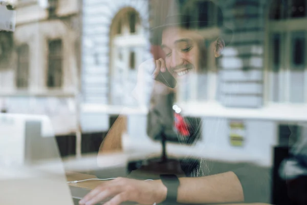 Parlare al telefono — Foto Stock