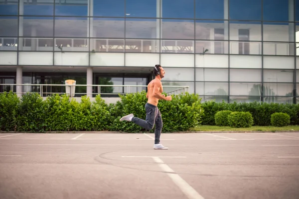 Jovem jogging masculino — Fotografia de Stock