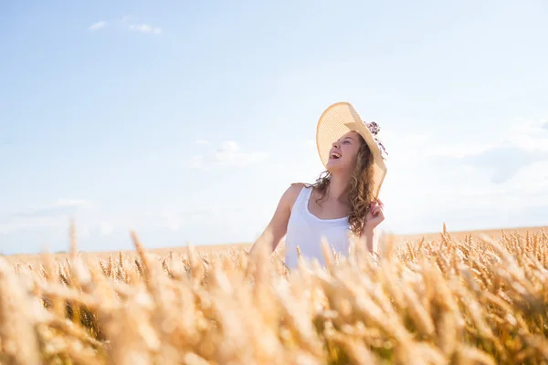 Bella ragazza godendo la natura — Foto Stock