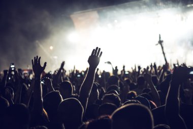 Havada ellerini kaldır!