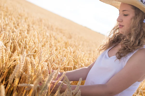 Vacker flicka njuta av naturen — Stockfoto