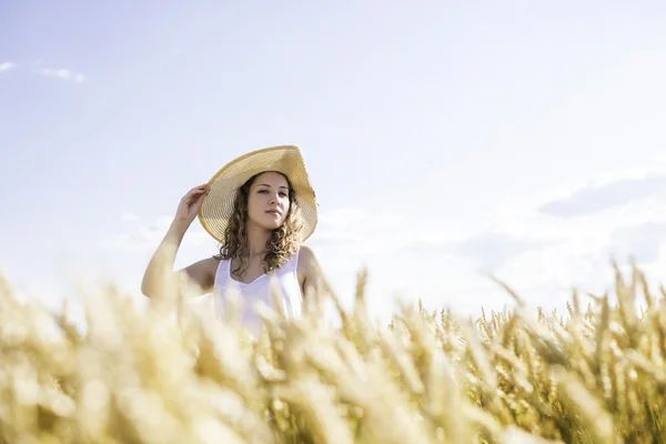 Hermosa chica disfrutando de la naturaleza — Foto de Stock