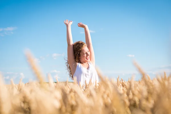 Menina bonita apreciando a natureza — Fotografia de Stock