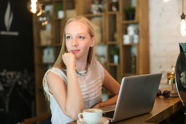 Een kopje van een kopje koffie aan de slag — Stockfoto