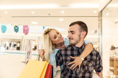 Alışveriş yaparken eğleniyor