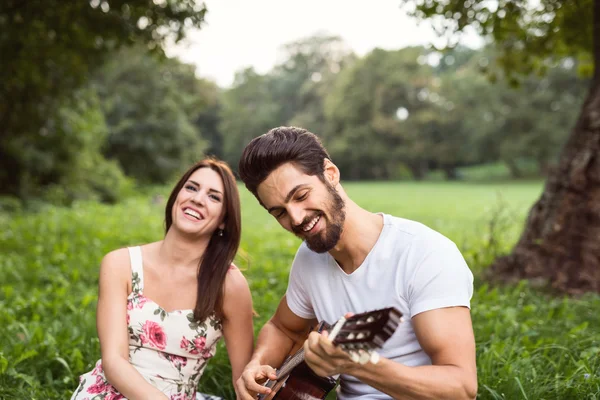 Mostrando su lado romántico — Foto de Stock