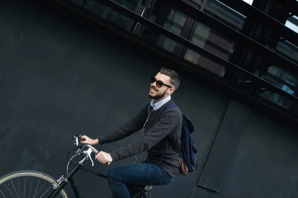 Llegar al trabajo en bicicleta hoy — Foto de Stock