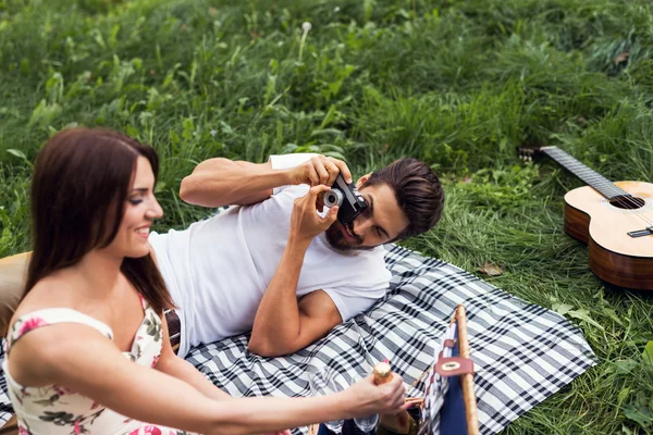 Piknik a nap a parkban — Stock Fotó