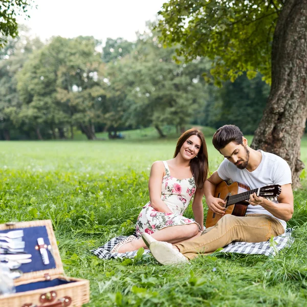 Mostrando su lado romántico — Foto de Stock