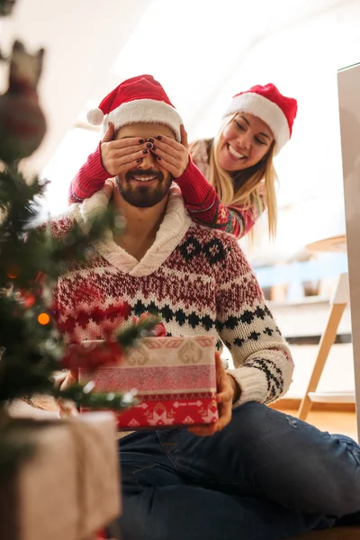 Momentos de Navidad con novio —  Fotos de Stock