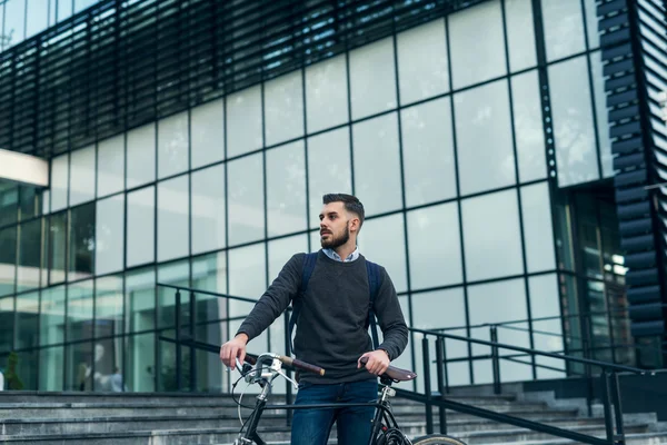 Llegar al trabajo en bicicleta hoy — Foto de Stock