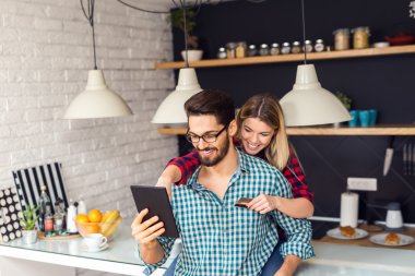 Erkek arkadaşıyla alışveriş online