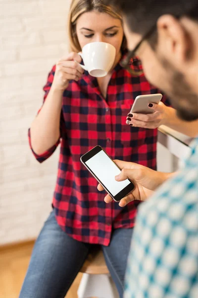 Tar en klunk kaffe — Stockfoto