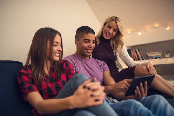 Een lach delen met vrienden — Stockfoto