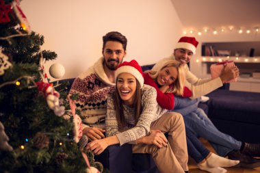 arkadaşları ile eğlenmek