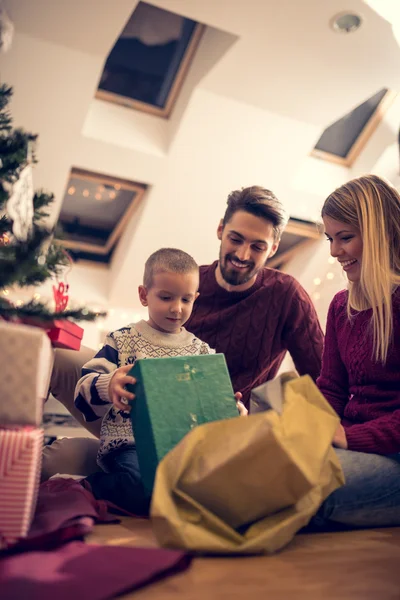 Alegría navideña con familia — Foto de Stock