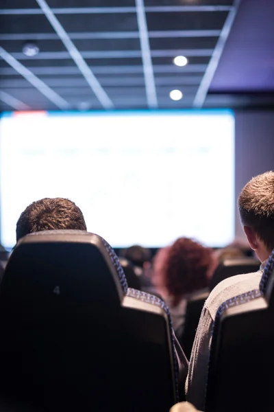 Salir con amigos en el cine — Foto de Stock