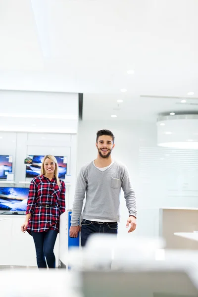 Glückliches Paar beim Einkaufen — Stockfoto