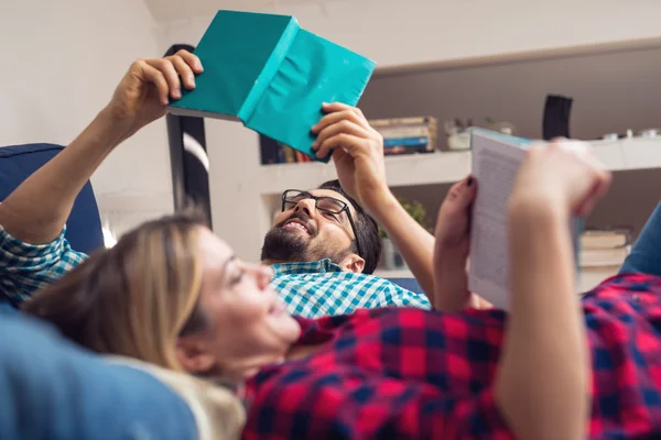 Lezing terwijl ontspannen — Stockfoto